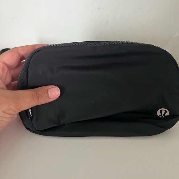Lululemon everywhere belt bag (BLACK with silver hardware) - Picture 7 of 7